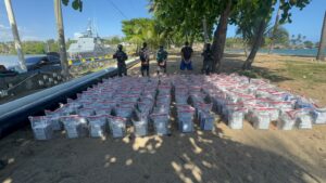 Neutralizan otra narcolancha con alijo de 978 paquetes de presunta cocaína; capturan a tres venezolanos