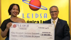 Leidsa entrega premio a la millonaria número 500 del Loto