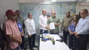 Diputado Rafael Castillo encabeza comisión de la FP que visita y escucha a comerciantes del Mercado de Los Mina, SDE