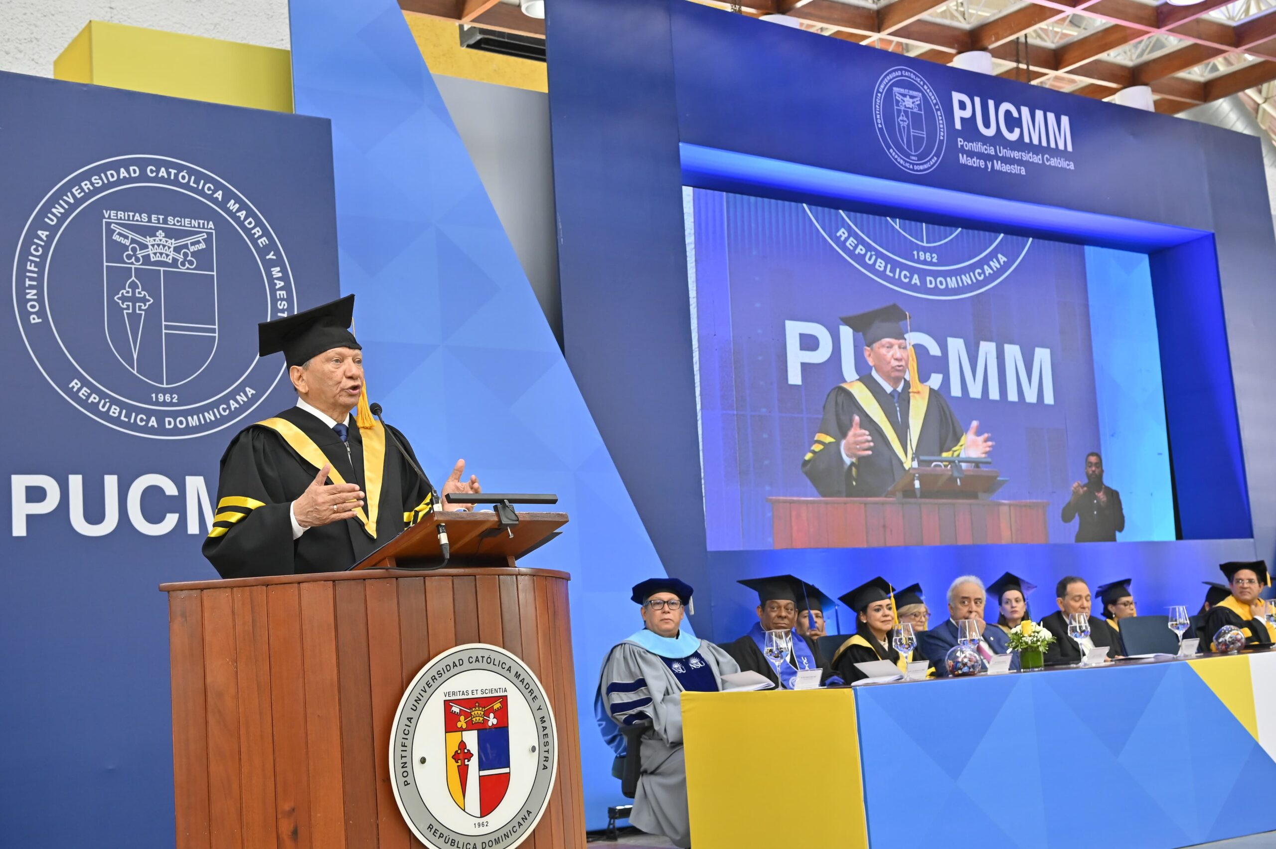 Aguilera exhorta a 1,149 graduados de la PUCMM a ser visionarios y valorar la ética
