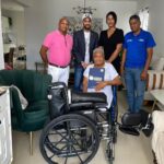 El comunicador Melvin Herrera hace entrega de una Silla de Ruedas
