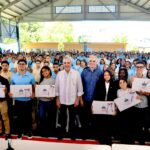 Abinader exhorta a estudiantes a prepararse en inglés, tecnología y valores para alcanzar el éxito