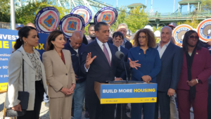 Adriano Espaillat critica recortes republicanos a programas de vivienda asequible