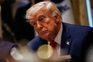Trump dice Irán está «acabado» y no recibirá «ni diez centavos»