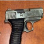 Policía Nacional apresa a tres presuntos asaltantes por herir de bala a un hombre durante atraco en Los Mina; ocupa arma de fuego utilizada en el hecho