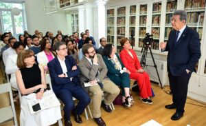 Leonel Fernández dialoga con jóvenes en Madrid y reafirma su compromiso con el desarrollo del conocimiento y el liderazgo en Iberoamérica