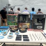 Policía ocupa seis máquinas tragamonedas, drogas, cigarrillos de contrabando y detiene a ocho personas durante operativo en Capotillo