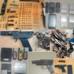 Policía Nacional y Ministerio Público ocupan armas, municiones y equipos durante allanamientos en Barahona; dos personas fueron arrestadas