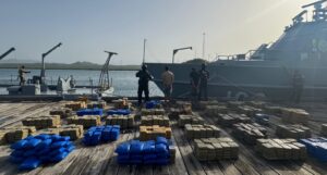 DNCD intercepta lancha con 1,743 paquetes de drogas, apresan dos hombres