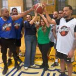 Fuerza del Pueblo entrega uniformes deportivos a la Liga de Baloncesto Los Amigos en Nueva York
