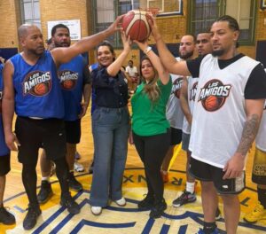Fuerza del Pueblo entrega uniformes deportivos a la Liga de Baloncesto Los Amigos en Nueva York