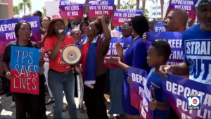 Más de 350,000 haitianos podrían ser deportados de EE.UU. por decisión de la Corte Suprema