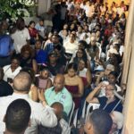 Rafael Castillo escucha quejas de comunitarios en Los Mameyes