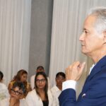 En Higuey Haivanjoe NG Cortiñas pone a circular su obra “El latido de la Deuda Publica”