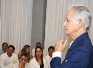 En Higuey Haivanjoe NG Cortiñas pone a circular su obra “El latido de la Deuda Publica”