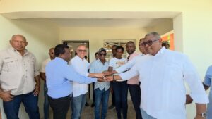 Senador Jhonson Encarnación entrega vivienda reconstruida a familia afectada por incendio en Elías Piña
