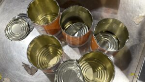 En operativos de inspección agentes de la DNCD incautan en el AILA ocho paquetes y latas llenas de marihuana