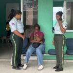 Agente de la DIGESETT identifica a mujer reportada como desaparecida tras encontrarla desorientada