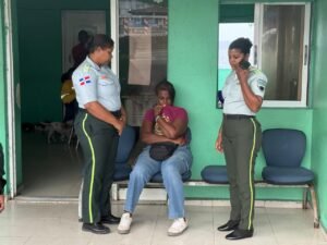 Agente de la DIGESETT identifica a mujer reportada como desaparecida tras encontrarla desorientada