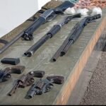 Policía y Ministerio Público durante opertivos ocupan siete armas de fuego, presunta cocaína y recuperan motocicleta robada, en Barahona y San Juan