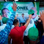 Leonel juramenta exalcalde del PRM en Castillo y asegura que el Gobierno le tira “al cuello y a los bolsillos del pueblo”
