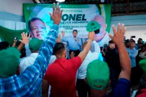 Leonel juramenta exalcalde del PRM en Castillo y asegura que el Gobierno le tira “al cuello y a los bolsillos del pueblo”