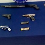 DINTEL y Ministerio Público detienen a dos personas y ocupan armas y municiones durante allanamientos en Santiago