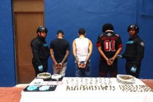 DICRIM apresa a tres antisociales en Villas Agrícolas con presuntas drogas, dinero y un vehículo