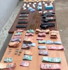 Policía apresa a cuatro hombres y les ocupa gran cantidad de sustancias controladas, armas de fuego, dinero y un vehículo durante operativos preventivos en Hato Mayor