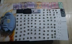 La Policía detiene hombre con drogas y otros efectos ilícitos en Santiago
