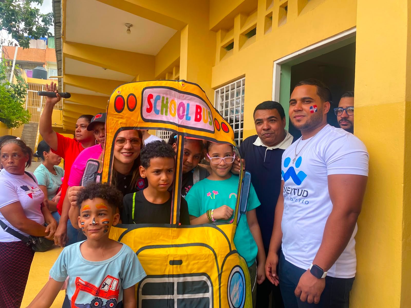 Fundación Juventud por Mi Barrio, Mujeres al Volante y CNTU llevan alegría y útiles escolares a niños de Herrera