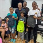 INAVI entrega mochilas y materiales educativos a familias vulnerables de Los Mameyes