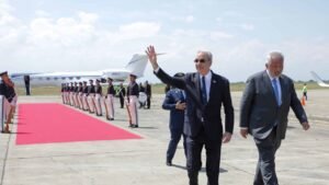 El presidente Luis Abinader llega a Colombia para la investidura presidencial de la Espriella