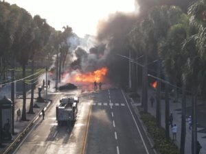 Un camión de combustibles se incendia en el Malecon con saldo preliminar de dos fallecidos