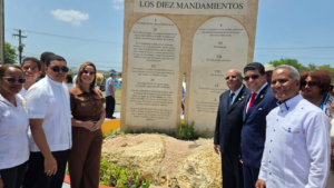 Digecac deja inaugurado el Monumento a los Diez Mandamientos en el Km.14 de la Carretera Mella