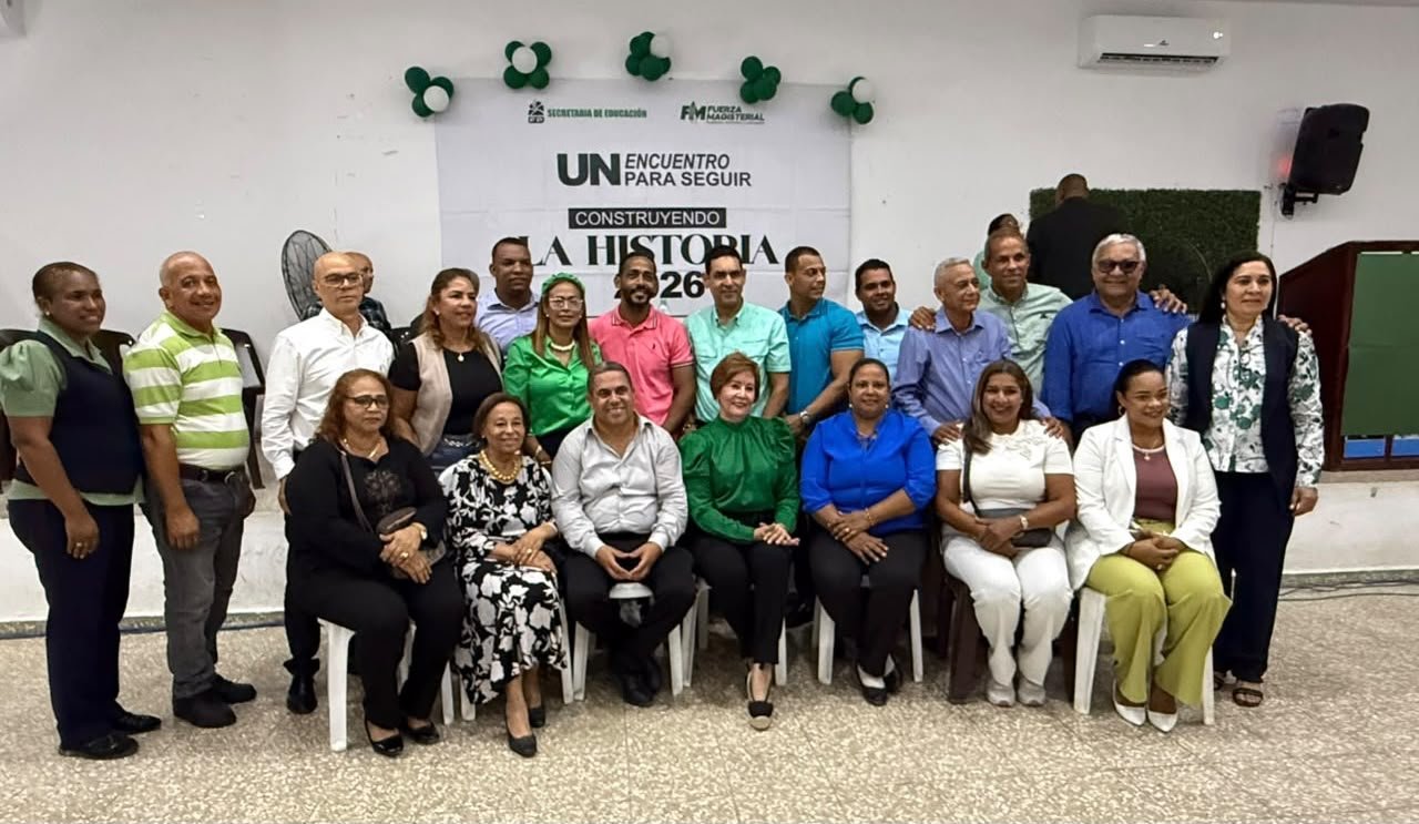 Josefina Pimentel encabeza asamblea en San Francisco de Macorís y juramenta maestros en la Fuerza del Pueblo