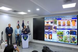 RecibPolicía Nacional presenta evidencias y revela punto donde cuatro implicados detenidos se reunieron antes de homicidio de esposa de artista Julián Oro Duro en SDE.