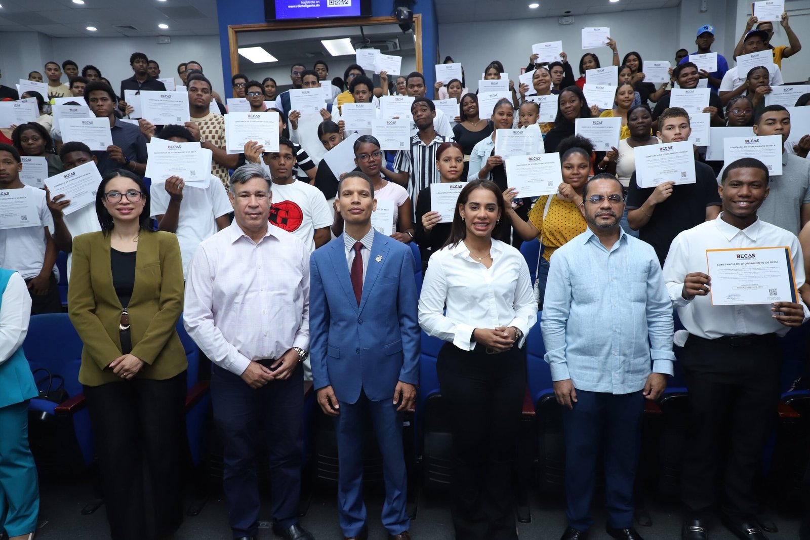 Alcaldesa Betty Gerónimo y rector del ITLA entregan 600 becas a jóvenes destacados del programa BTI