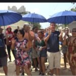 Entre hoyos, lodo y basura residentes del sector La Ureña, SDE, protestan y exigen construcción de calles