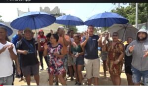 Entre hoyos, lodo y basura residentes del sector La Ureña, SDE, protestan y exigen construcción de calles