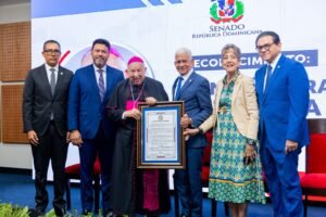 Senadores reconocen la trayectoria pastoral de monseñor Ramón Benito de la Rosa y Carpio