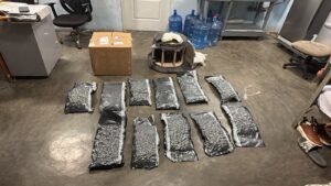Ocupan 11 paquetes de presumible marihuana ocultos en un mueble en el AILA