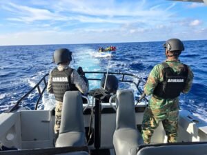Armada de RD intercepta embarcación con 38 haitianos en aguas territoriales, próximo a la frontera marítima