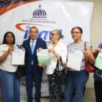 INAVI entrega cheques por indemnización a más de 800 exservidores  públicos