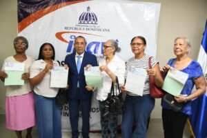 INAVI entrega cheques por indemnización a más de 800 exservidores  públicos