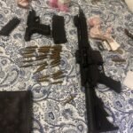 Policía ocupa arma de guerra, pistola, más de 140 municiones y US$34,200 durante allanamiento en residencial en Juan Dolio