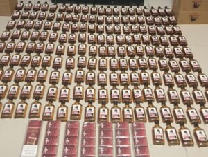 Policía ocupa 1,400 cigarrillos y 186 unidades de ron de contrabando en San Juan de la Maguana