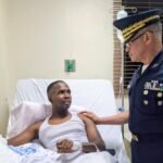 Director general de la Policía visita agente herido en cumplimiento de su deber en Barahona