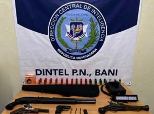 Policía Nacional junto al MP ocupa cuatro armas de fuego y 33 cartuchos durante allanamientos en Peravia; un hombre detenido