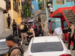 Desmantelas sistema de cámaras y arrestan mujer en SDN; le ocupan drogas